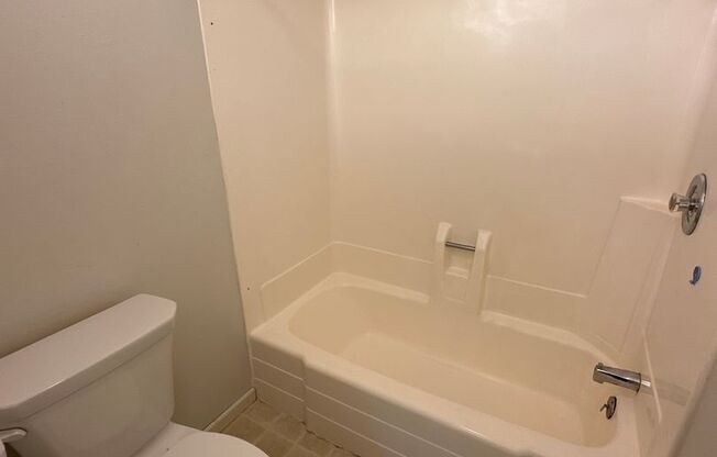 3 beds, 1 bath, $1,150, Unit EQM-1063