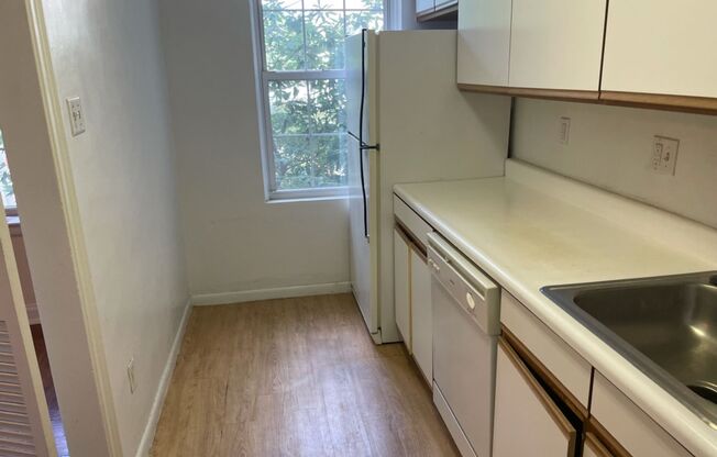 2 beds, 1 bath, 975 sqft, $1,900