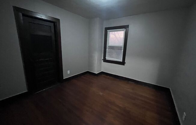 3 beds, 1 bath, 1,296 sqft, $825, Unit 332