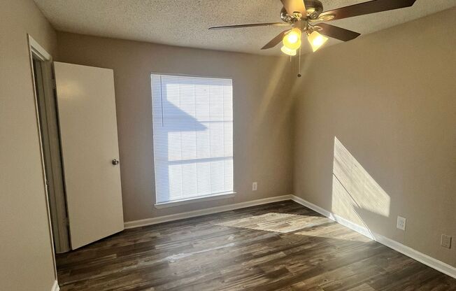 2 beds, 1 bath, 826 sqft, $1,570, Unit 2072