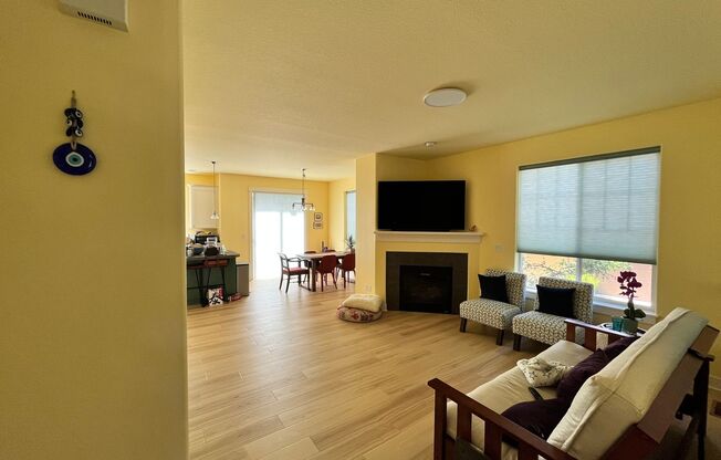 Stunning End-Unit Townhouse 3 bed, 2.5 bath, LVP floors, Peaceful **NIKE