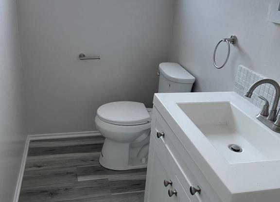 2 beds, 1 bath, 1,000 sqft, $1,995