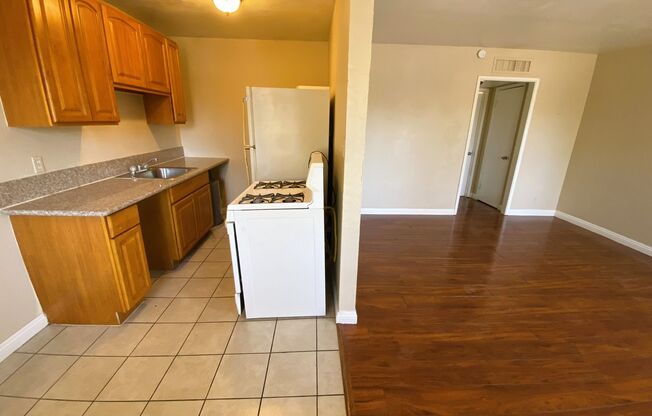 1 BEDROOM APPARTMENT SUPER CLOSE TO THE STRIP AND NORTH PREMIUM OUTLETS MALL, NEAR MANY RESTURANTS AND GROCERY STORES.