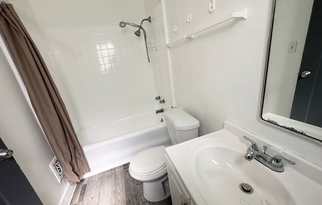 8 beds, 4 baths, 376 sqft, $944, Unit Room 201 - 201 - 1 - B