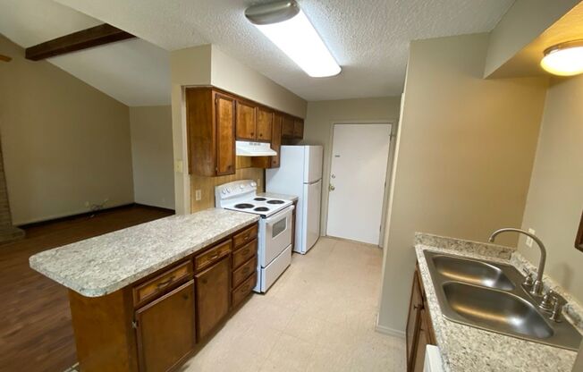 SPACIOUS & CUTE 2 bedroom 2 bath townhouse off Sunset Dr.