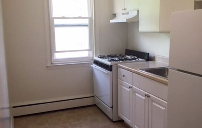 2 beds, 1 bath, 800 sqft, $1,695, Unit B21