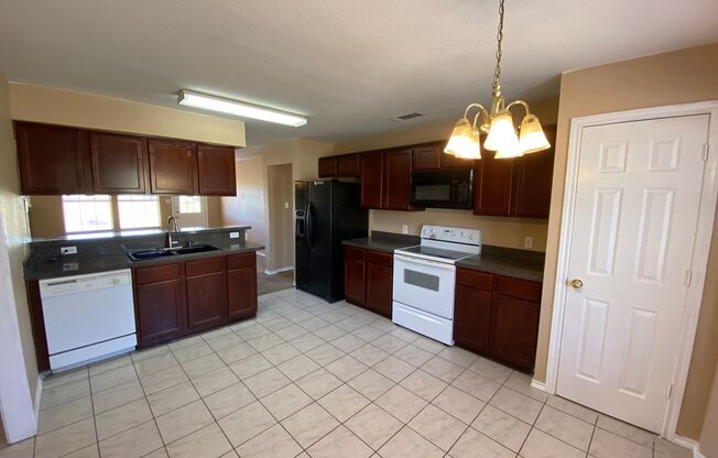 3 beds, 2 baths, $2,100, Unit (Schluter)