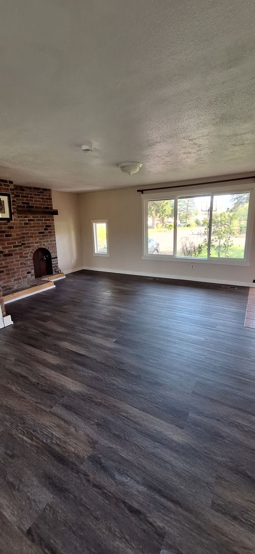 Single level pet friendly home - Move In Special