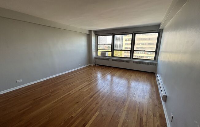 1 bed, 1 bath, 700 sqft, $1,950, Unit 418-1011