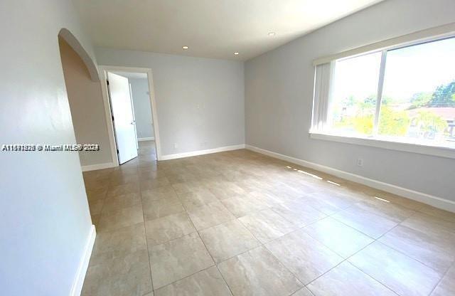 3433 SW 16 ST