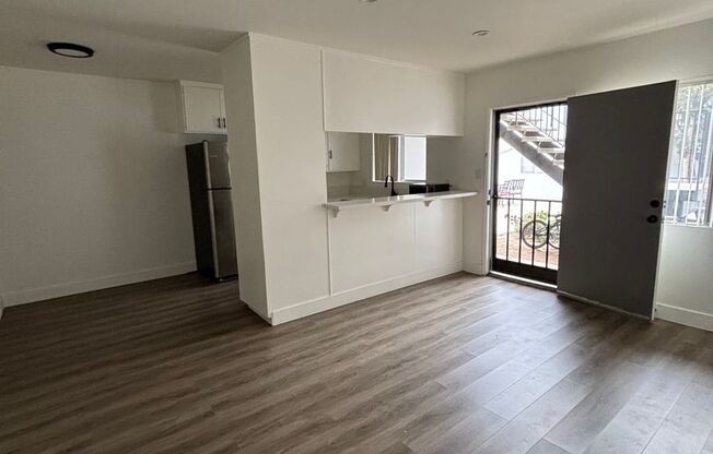 Upgraded 1 Bedroom In Torrance with Parking !!! -$2,100.00
