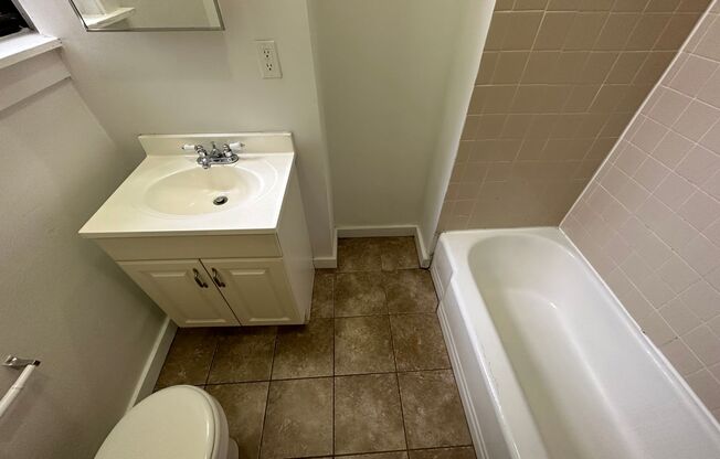2 beds, 1 bath, 830 sqft, $2,290, Unit 3510 Louisa St. #01