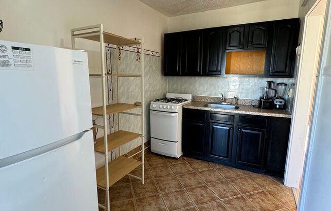 1 bed, 1 bath, $875, Unit D5