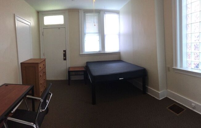 1 bed, 1 bath, $725, Unit 8-3rdF