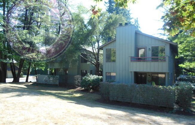 Lake Oswego!  No Deposit w/RHINO! Stylish Condo, Vaulted Ceilings & Community Swimming Pool