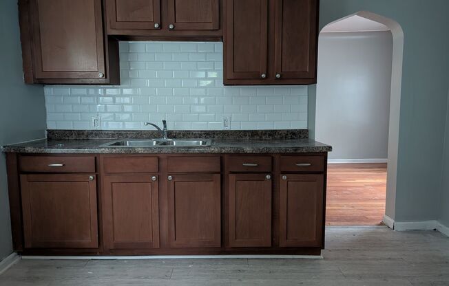 3 beds, 1 bath, $1,095
