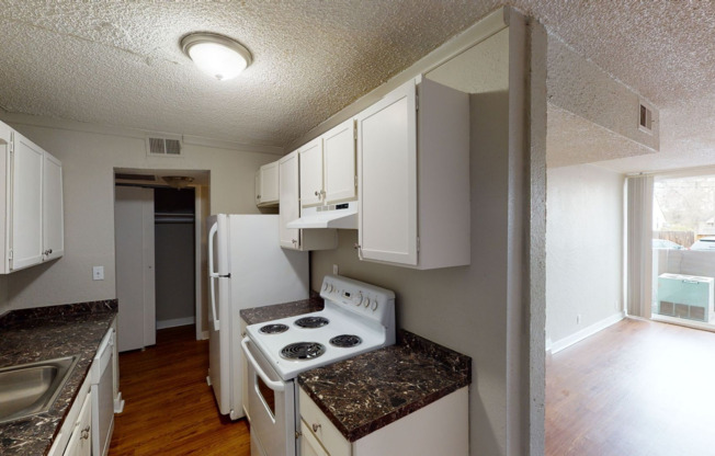 2 beds, 2 baths, 928 sqft, $1,120, Unit 1945 Peoria St #101