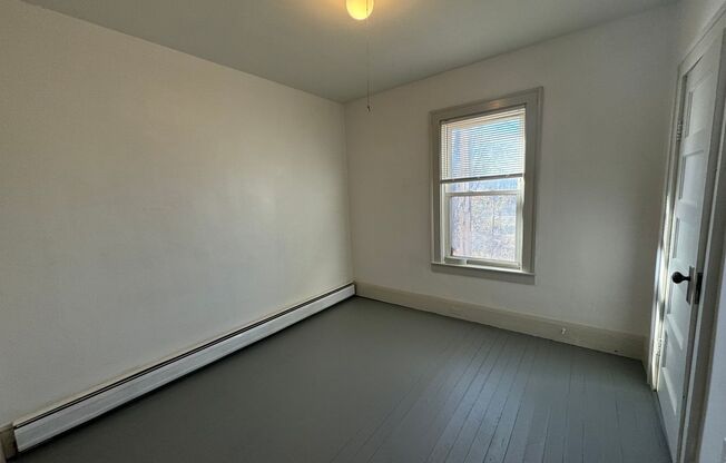 2 beds, 1 bath, $1,300, Unit 3