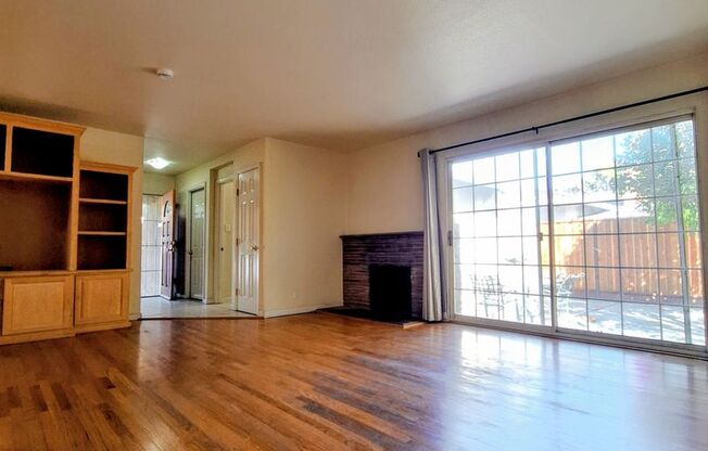Charming 3bd Single Story House w/Attached Garage