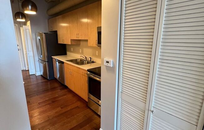Studio, 1 bath, 442 sqft, $1,100, Unit 409