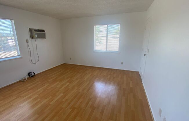 Apt 1025 &amp; 1027 E Deodar St