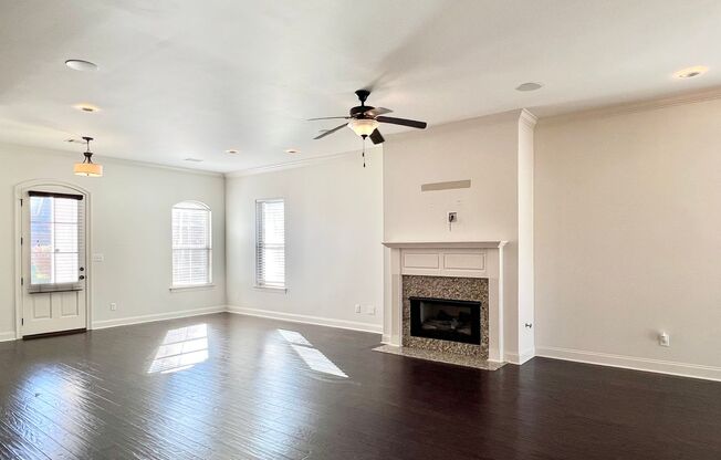 Gorgeous Four Bedroom Home With A Large Outdoor Kitchen