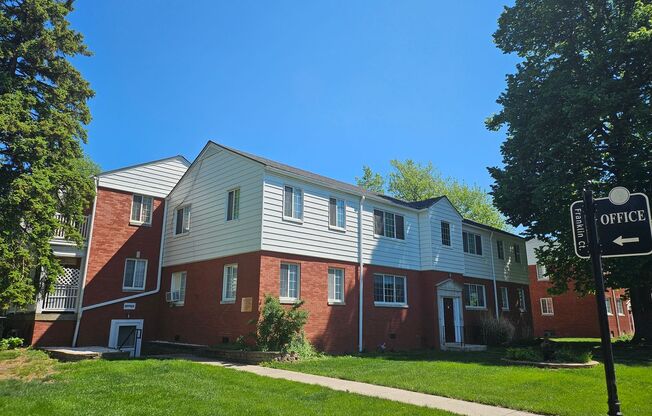 2 beds, 1 bath, 713 sqft, $895, Unit 33C