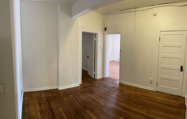 1 bed, 1 bath, $1,300, Unit 202