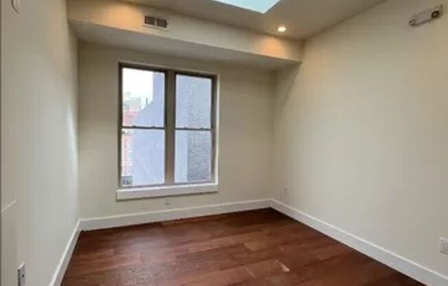 2 beds, 1 bath, 900 sqft, $2,295