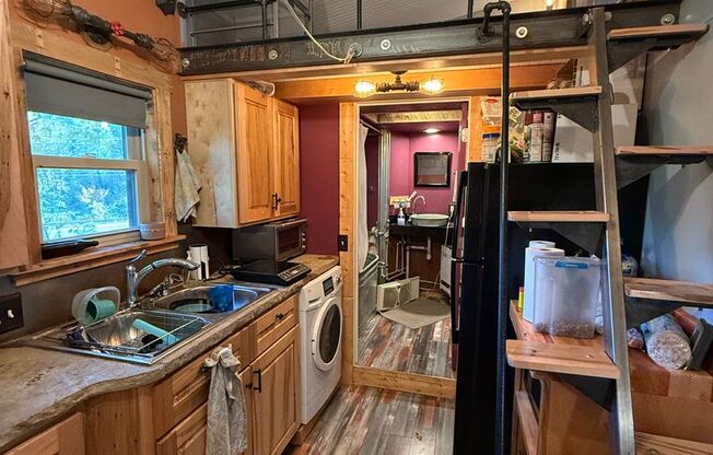 Tiny Home Adventure Awaits! W/ Creative Space