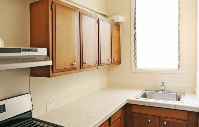 OPEN HOUSE: Sunday (7/13) 1:00pm-1:45pm. Spacious 2BR/1BA full flat in Upper Market area, Small pet considered, Parking available for add'l fee (74 Elgin Park)