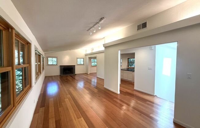 SPACIOUS 5BD / 3.5BA HOME ON DESIRABLE CULLODNE PARK ROAD IN SUN VALLEY