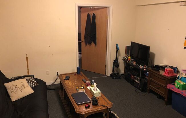 Studio, 1 bath, 295 sqft, $890, Unit B7