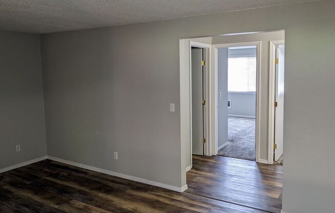 2 beds, 1 bath, 889 sqft, $1,295, Unit 33