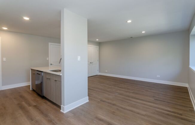 Large Old Town 1 Bedroom With Tons of Light