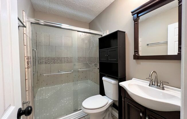 2 beds, 2 baths, $1,600, Unit Apt. 1