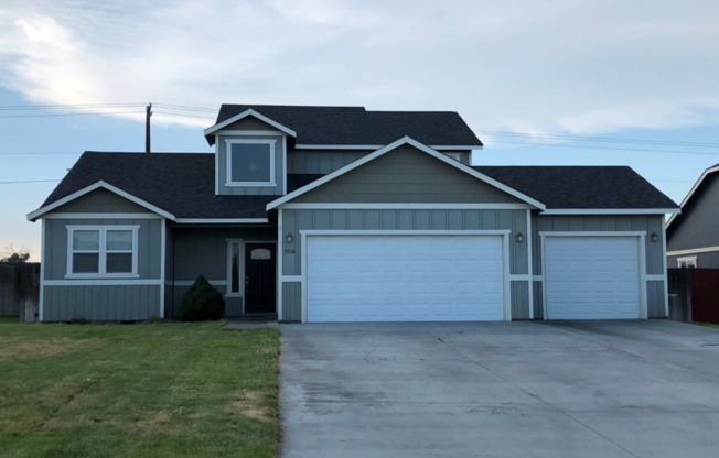 Large 3 Bedroom Home in Park Orchard Neighborhood.