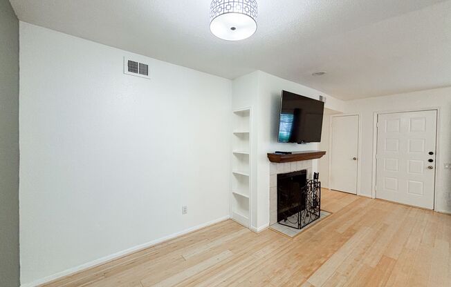 1860 White Oak Dr #323 **Ask about our NO CASH DEPOSIT option!**