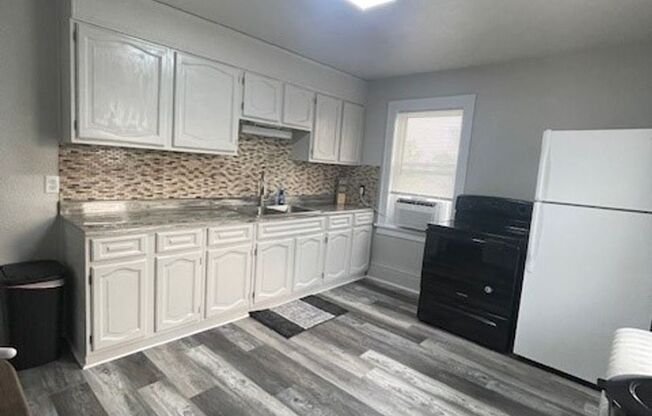 2 beds, 1 bath, 950 sqft, $1,450, Unit Upstairs