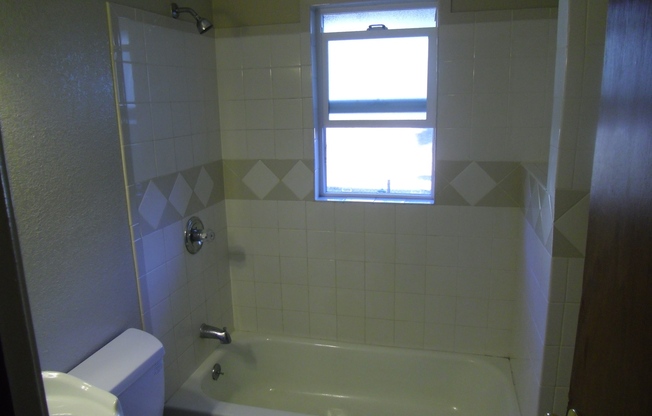 2 beds, 1 bath, $2,300, Unit T3522