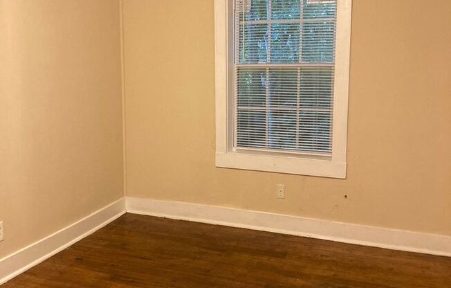 2 beds, 1 bath, 970 sqft, $895, Unit 2 N Mclin St, Apt. B