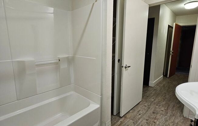 2 beds, 1 bath, 915 sqft, $1,495, Unit 19