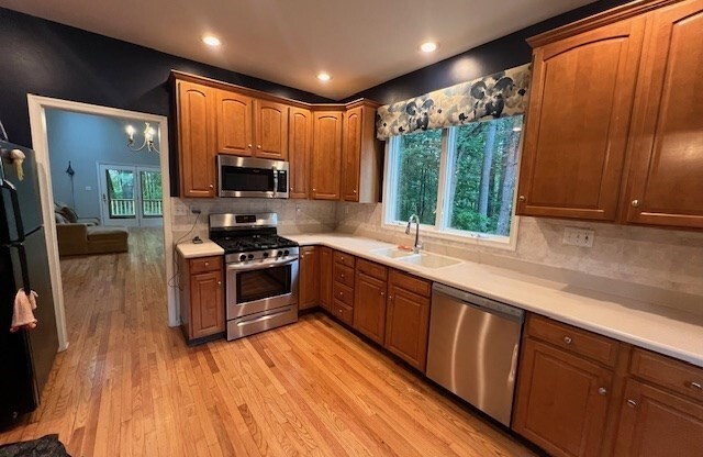 8 STONEGATE LN