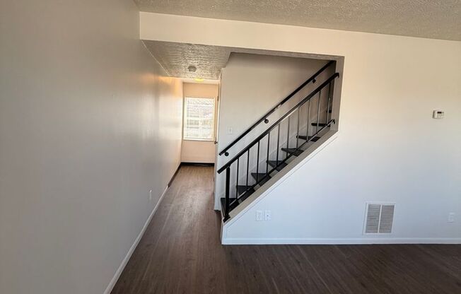 2 beds, 1 bath, 885 sqft, $1,150, Unit 730