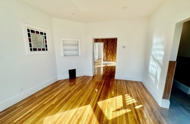 3 beds, 1 bath, $4,200, Unit 1