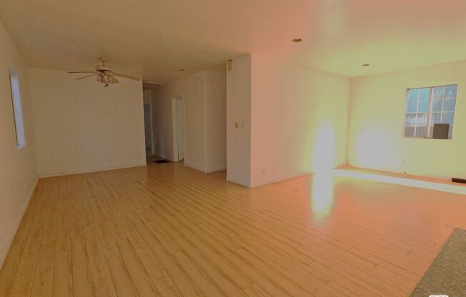1182 1/2 N KINGSLEY DR