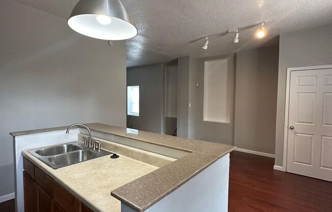 2 beds, 1 bath, 1,400 sqft, $850, Unit 1F