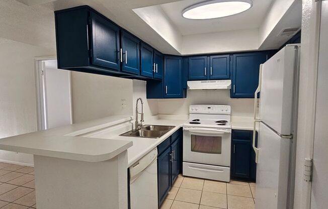 $500 Off First Month! 2 Bed 2 Bath Condo Near Dobson & University with In-Unit W/D