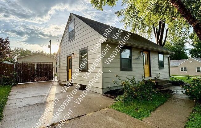1113 S BLAUVELT AVE