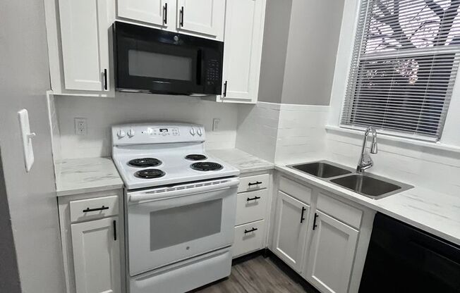 3 beds, 1 bath, 1,296 sqft, $825, Unit 332